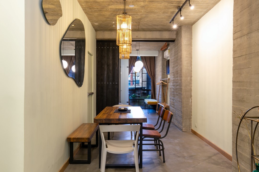 Modern and versatile table in Hotel Medellin Nido Sky, ideal for eating or working, with views of the interior of the apartment